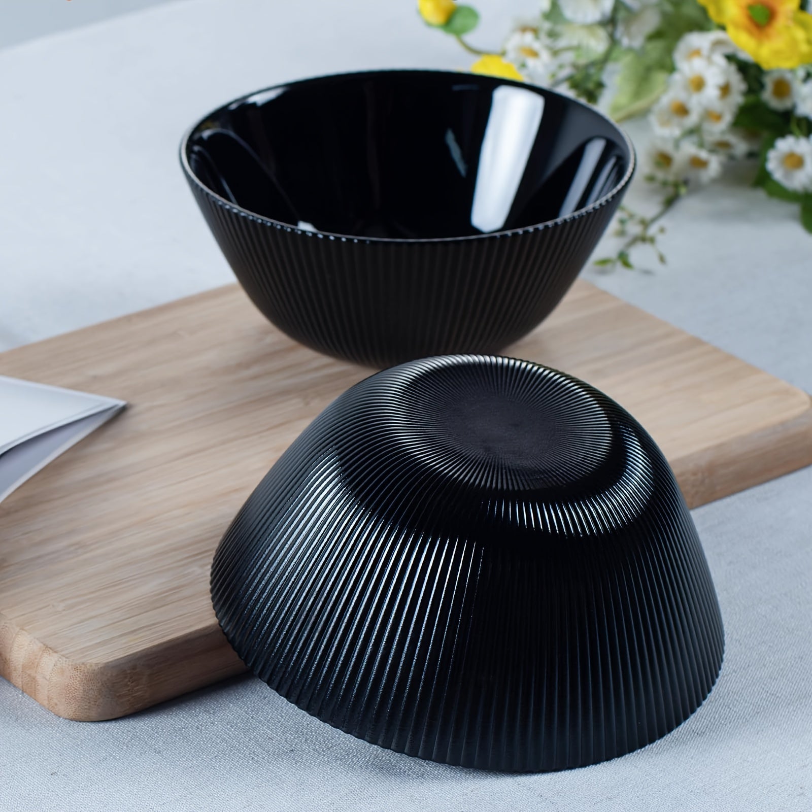 4pcs Salad Bowl Set, 66oz White Salad Bowls (2pcs) and 30oz Black Salad Bowls (2pcs), Striped Design Thickened Glass Material, Suitable for Salad Bowls, Soup Bowls, Breakfast Oatmeal Bowls, Multifunctional Kitchen Tableware