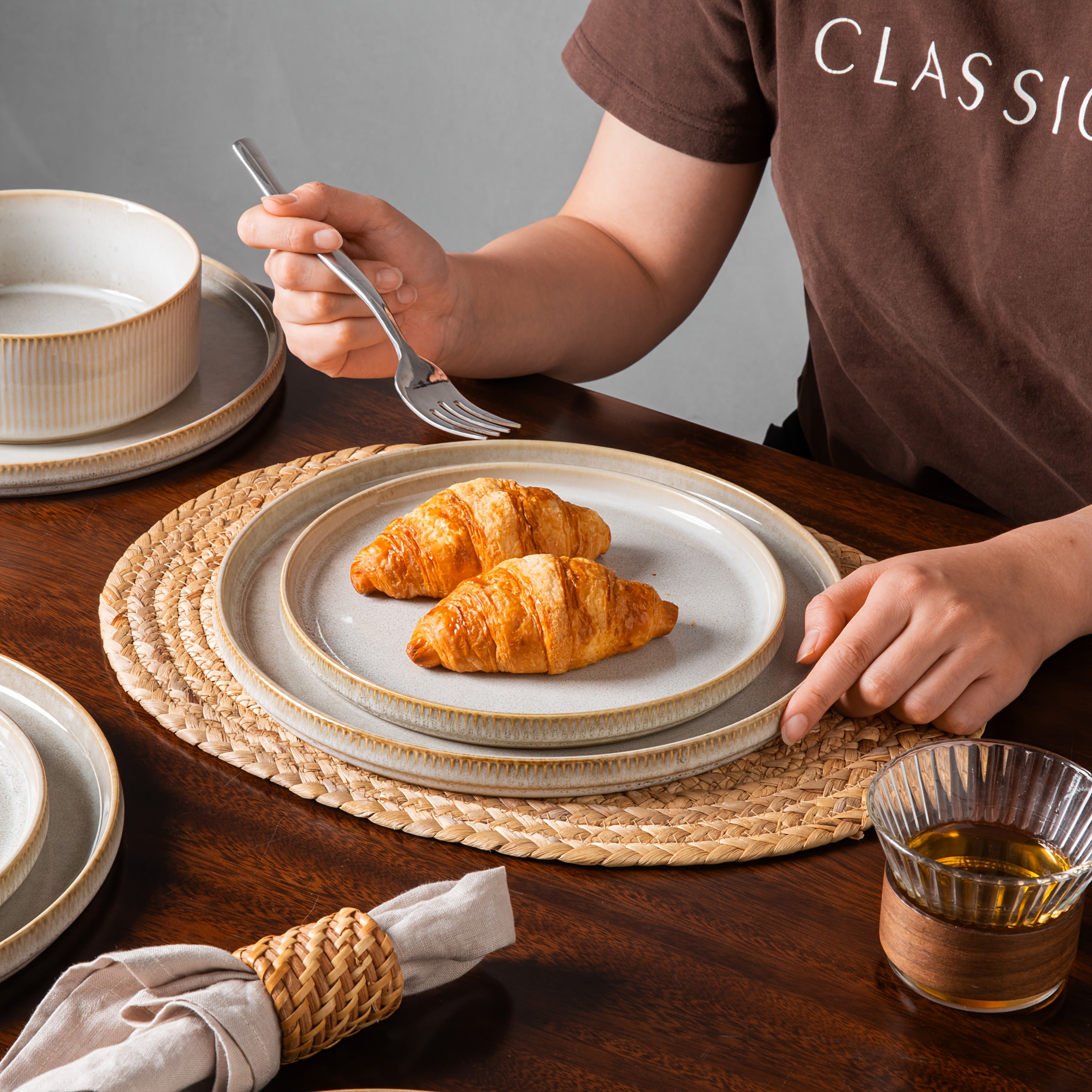 12pcs Striped Cream Beige Ceramic Dinnerware Set, Plate Spaghetti Bowl Soup Bowl Reaction Glaze Dinnerware Set, Modern High-end Ceramic Stoneware, Dishwasher And Microwave Can Be Used, Suitable for Gifts, Parties, Weddings, Family Dinners